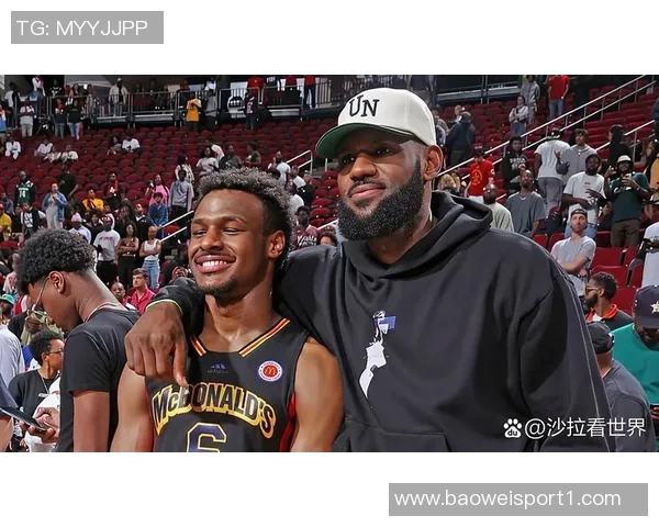 字母哥身穿老詹赠送的23号球衣入更衣室布朗尼球衣成新亮点 字母哥身穿老詹赠送的23号球衣入更衣室布朗尼球衣成新亮点